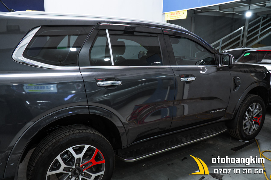 chen-cua-ford-everest-2022-den-5